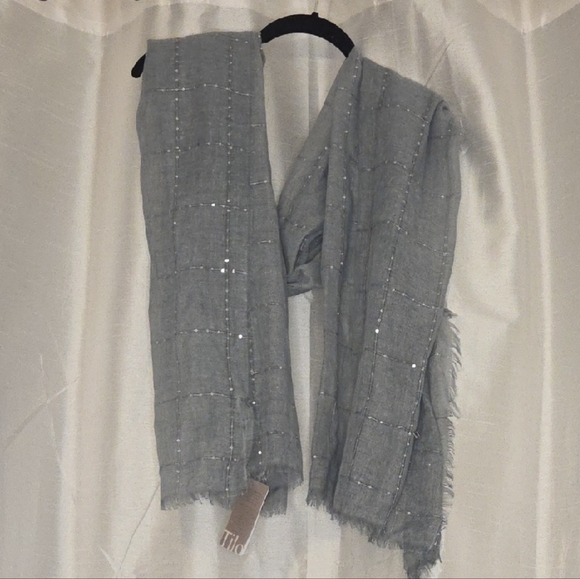 Chic Gray Scarf with Subtle Shimmer - Picture 1 of 3